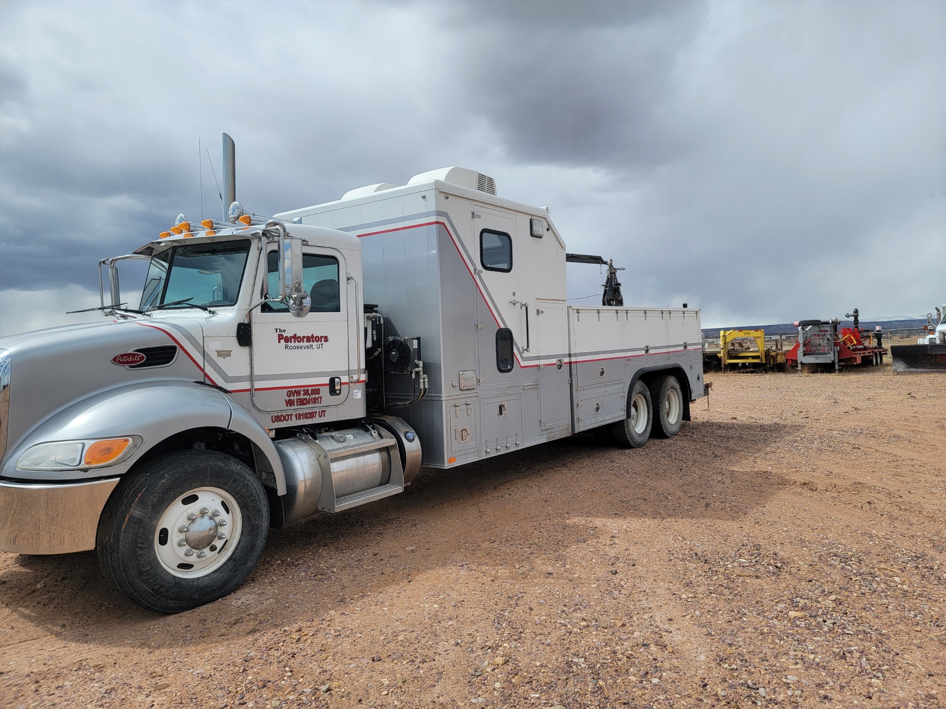 2013 Peterbuilt – White Wireline Truck #2