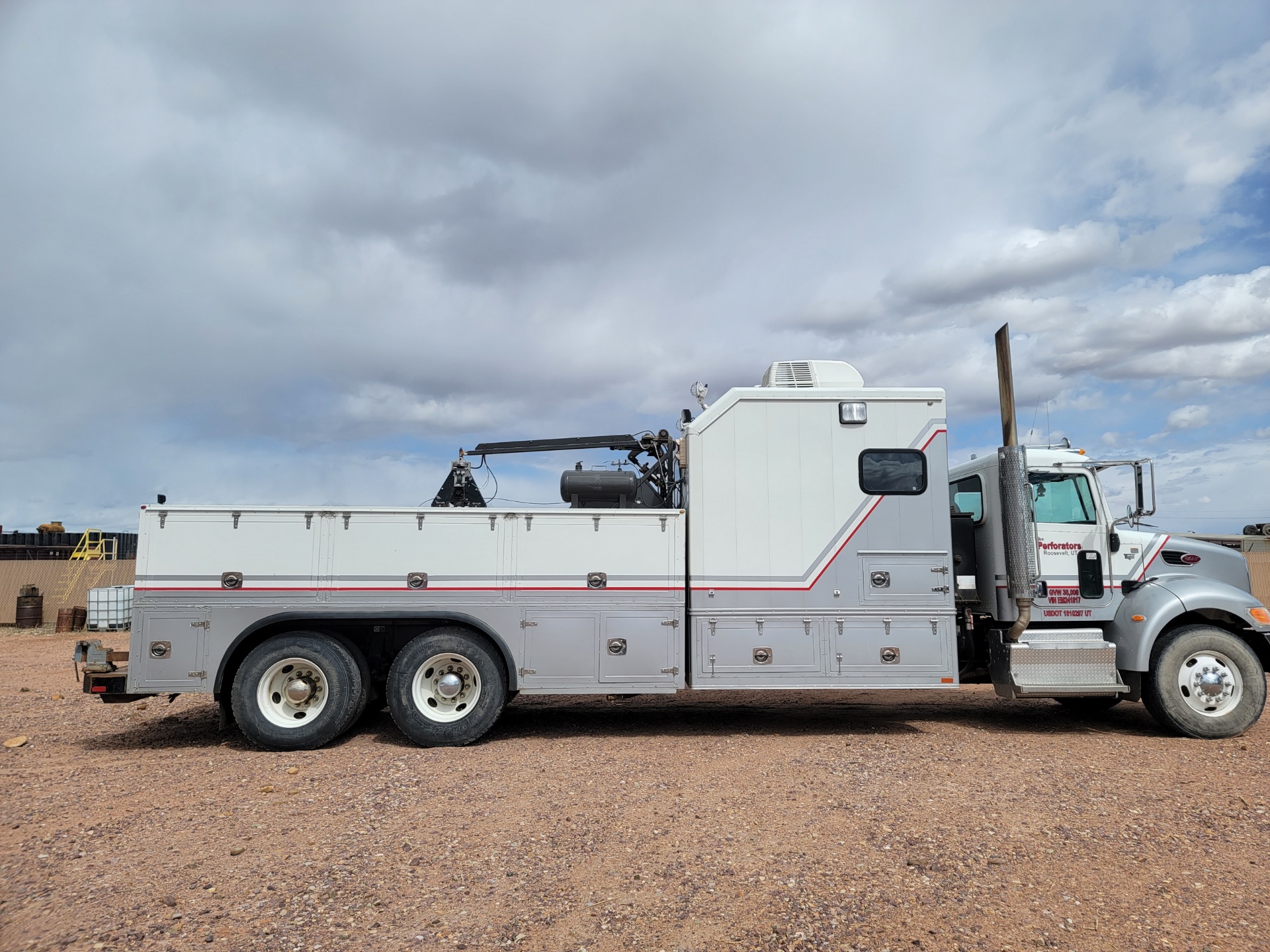 2013 Peterbuilt – White Wireline Truck #1