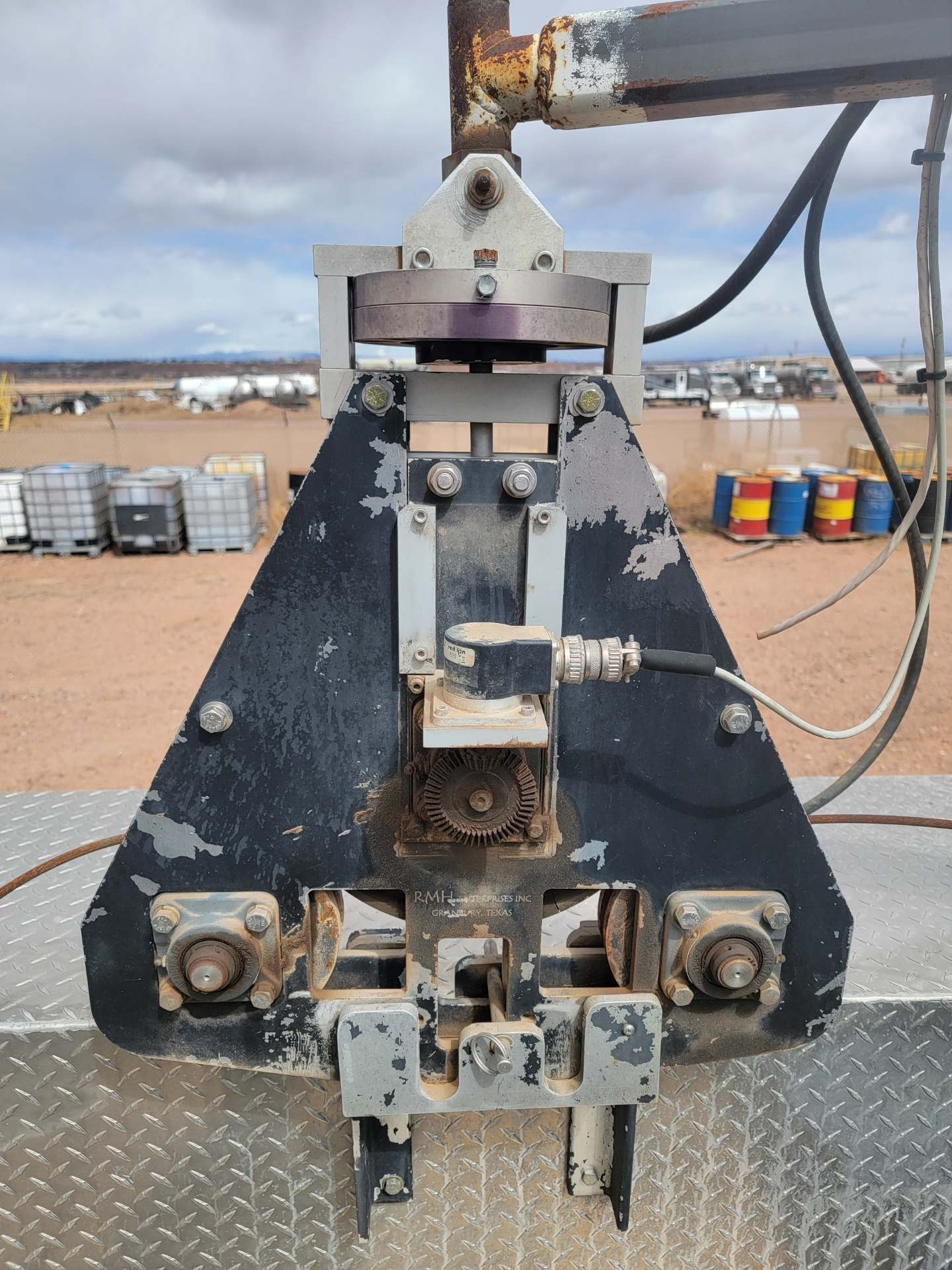 2013 Peterbuilt – White Wireline Truck #19