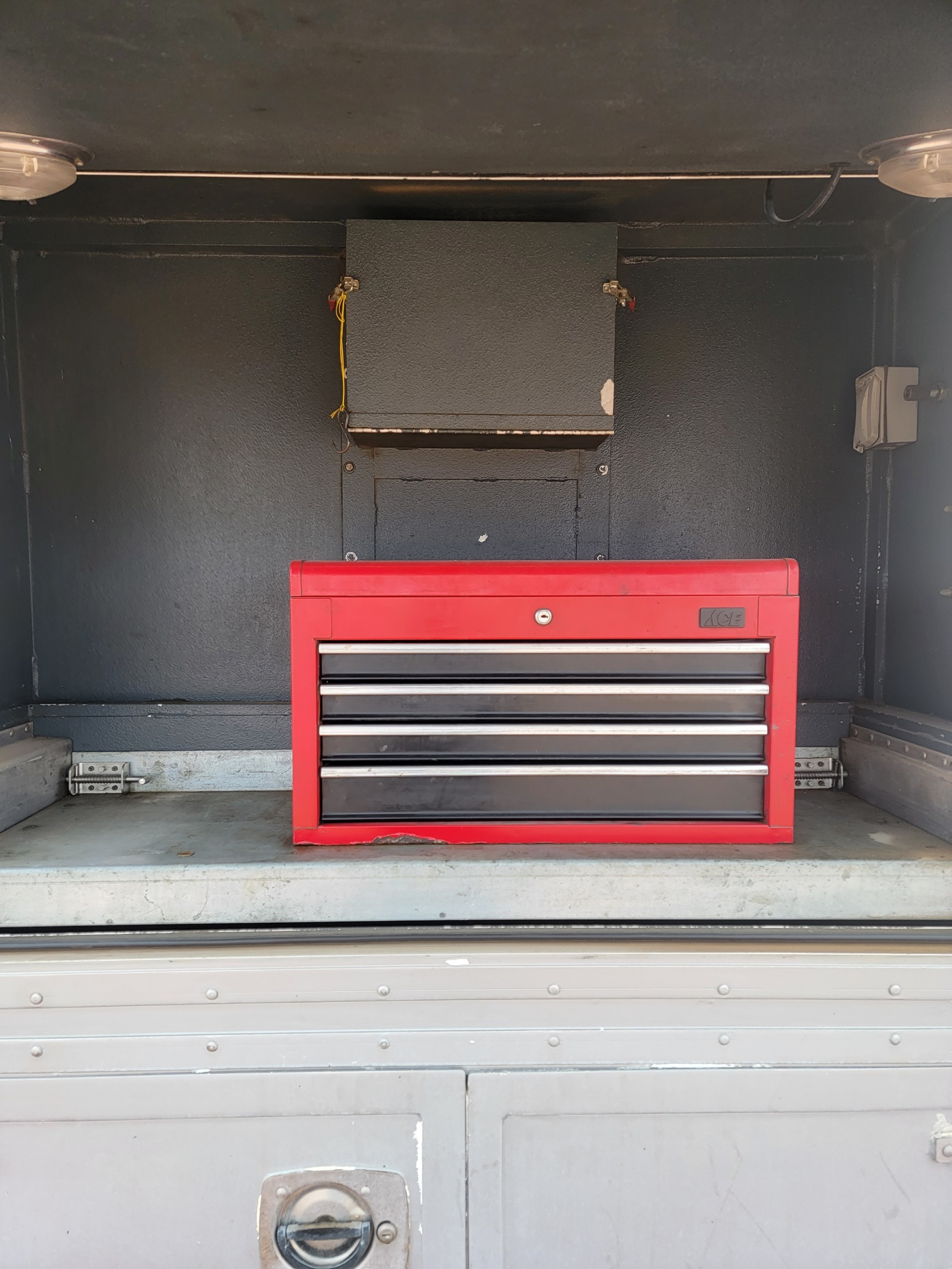 2013 Peterbuilt – White Wireline Truck #18