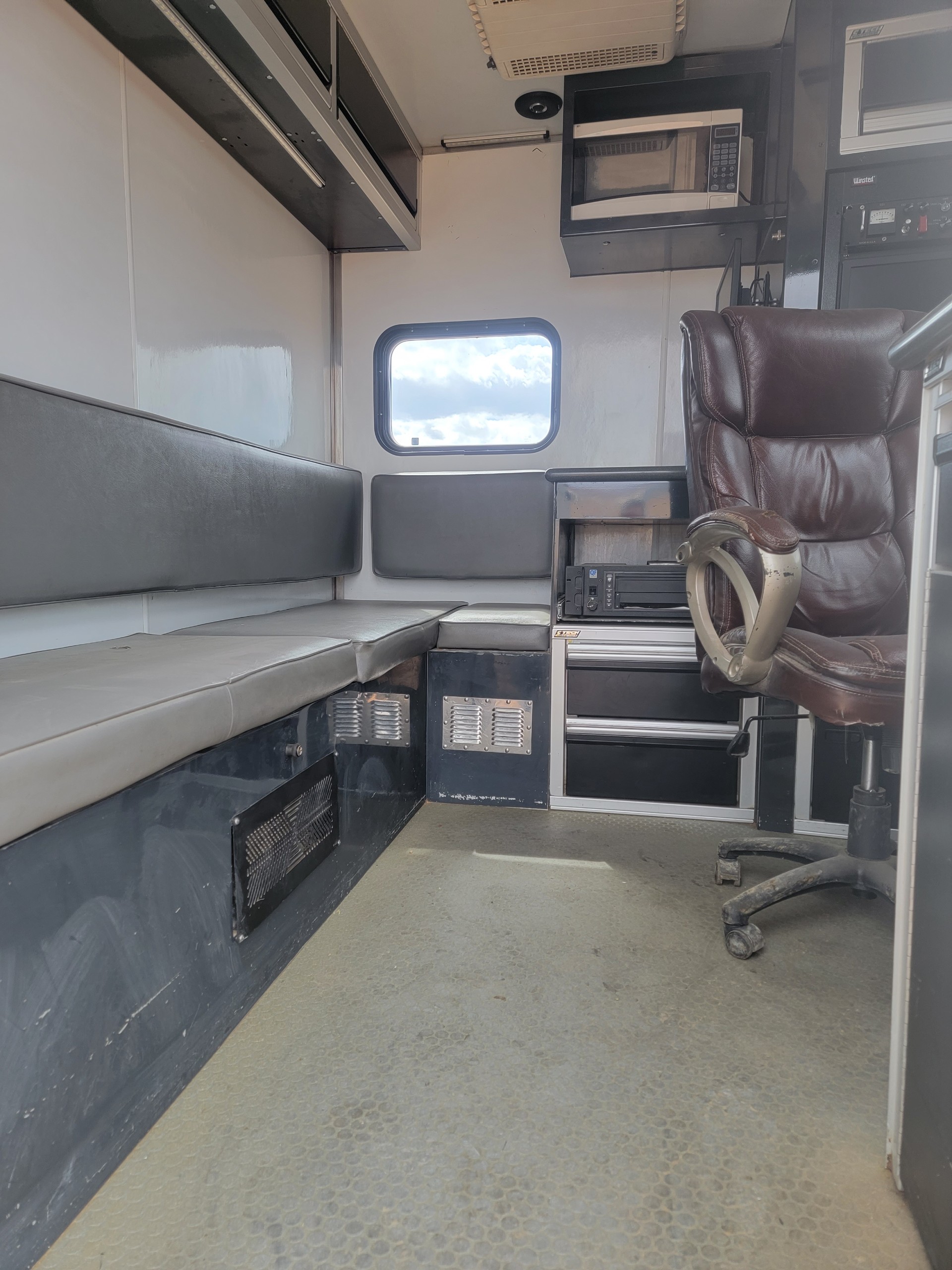 2013 Peterbuilt – White Wireline Truck #16