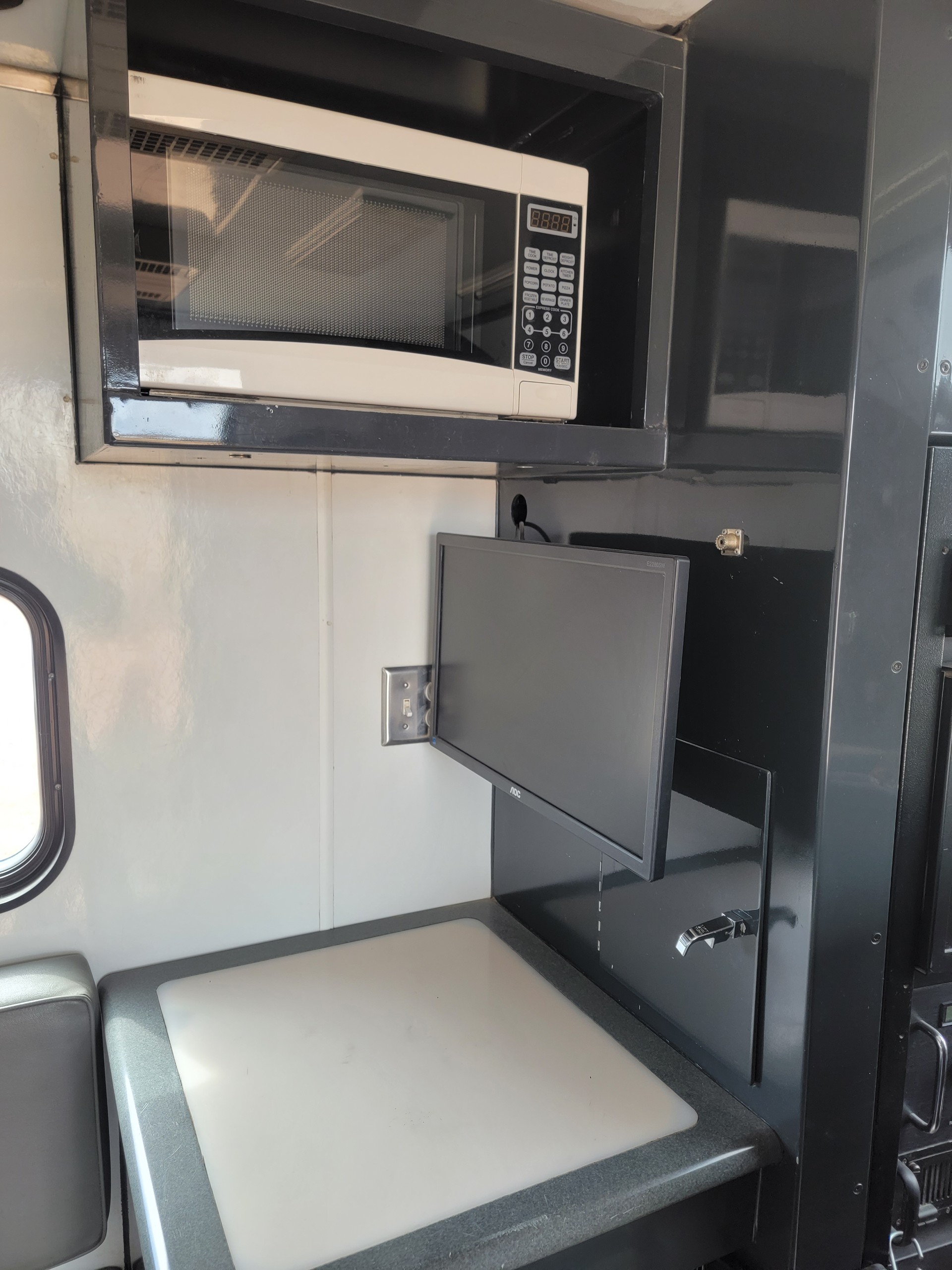 2013 Peterbuilt – White Wireline Truck #15